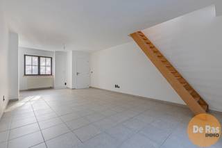 KIJKDAG ZO. 23 NOVEMBER VAN 10u TOT 12u (OP AFSPRAAK!!)<br /><br />AALST- INSTAPKLARE GEZINSWONING MET TERRAS EN GARAGE<br />Deze woning is gelegen nabij de watertoren, stadspark, centrum, winkels en scholen.<br />Op het gelijkvloers heb je een grote leefruimte, ingerichte keuken, aparte wasplaats met toilet en berging. Vanuit de keuken is er toegang tot het terras en de garage.<br /><br />Op het verdiep is er een grote slaapkamer en badkamer met bad, lavabo en nieuwe douche.<br />Op de zolderverdieping zijn er nog eens twee ruime slaapkamers.<br /><br />Deze woning heeft CV op gas, geen renovatieplicht en dubbele beglazing. Mits paar kleine werken zal elektriciteit snel conform zijn.<br /><br />Interesse? Kom dan zeker naar onze kijkdag en bel 053/60.65.60<br /><br />De vermelde prijs is een richtprijs. Na ontvangst van de biedingen zal de verkoper beslissen of hij/zij de eigendom verkoopt aan het beste bod. De richtprijs is aldus niet bindend voor de verkoper. Voor meer info kunt u ons contacteren of het reglement raadplegen op onze website.