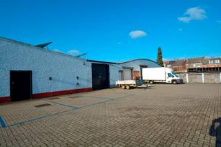 Magazijn van ca. 295 m²  op een centrale en goed bereikbare locatie te Broechem! Unit met een oppervlakte van 295 m² en een vrije hoogte van 3m30, voorzien van grote automatische poort (3m breed en 3m19 hoog)! Water, alarm en elektriciteit aanwezig. Sanitair en openbaar laden van voertuigen mogelijk. Verhuur onder BTW (aftrekbaar) en exclusief onroerende voorheffing.  Beschikbaar vanaf 15 januari 2026.