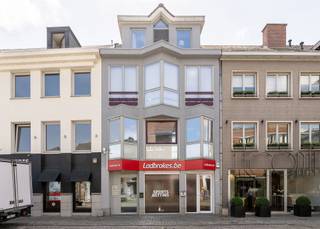 <p>Deze topgelegen opbrengsteigendom (BJ 1991) biedt een ideale mix van commerciële en residentiële functies op een centrale locatie in Oudenaarde. <br /><br />Het gebouw bestaat uit een commerciële ruimte van circa 150 m² op het gelijkvloers, twee identieke appartementen van elk ongeveer 75 m² op de eerste verdieping en een ruim duplexappartement van circa 120 m² met een zuidwestgericht terras van 30 m² op de bovenste verdiepingen. <br /><br />Onlangs werd een nieuw geïsoleerd plat dak geplaatst en nieuwe dakramen, wat zorgt voor extra comfort en energie-efficiëntie.<br />Een solide en instapklare investering met gegarandeerd verhuurpotentieel in het hartje Oudenaarde. Opbrengst €35.800 per jaar (rendement 5%!) <br /><br />Bezoek na afspraak met IMMO BEGUIN; info@immobeguin.be</p>