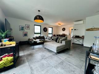 BENIEUWD? VRAAG EEN BEZOEK AAN VIA WWW. HILLEWAERE.BE EN KLIK OP DE RODE KNOP 'BEZOEK AANVRAGEN'.Ruim appartement met fantastisch terras én uitzicht...