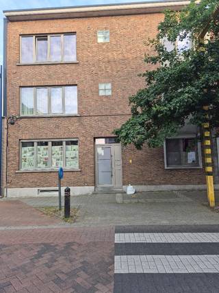 Gerenoveerd (2-slaapkamer) appartement vlakbij centrum van Kontich te huur<br /><br />Mooi, ruim en instapklaar appartement, gelegen op het gelijkvloers van een kleinschalig appartementsgebouw.<br />Dit appartement is gelegen vlakbij het centrum van Kontich. Zeer gunstige locatie: winkels, horeca, gemeentepark, bushalte op wandelafstand. Opritten E19 op enkele minuten te bereiken.<br />Het appartement (102m2) omvat:<br />-ruime en lichtrijke leefruimte (36m2) die uitgeeft op een overdekt terras<br />-recente ingerichte keuken (vaatwasser, combi koel/vries, inductiekookplaat, combi oven) met toegang tot overdekt terras<br />-ruime inkomhal met videofoon<br />-badkamer met keramische tegels , inloopdouche, en wastafel <br />-WC<br />- 1 grote slaapkamer (16m2) en 1 kleine slaapkamer (10m2) met ingebouwde kast<br />-terras: zonnig overdekt terras aan de achterkant van het gebouw met opbergkasten<br />- ruim buitenterras en ingesloten tuin (121m2)<br />-kelderverdieping (25m2)<br />-EPC waarde C (246kWh/m2)<br />Ter info: er is geen garage en geen fietsenstalling aanwezig<br />Te bezichtigen via mail.<br />