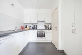 Machtenswijk, in een recent gebouw opgetrokken in 2008, ontdekt u dit mooie appartement van ±110 m², met aangename volumes en een prettig terras...