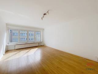 DROGENBOS – Dicht bij winkels en openbaar vervoer, appartement met 2 slaapkamers van ±65 m² woonoppervlakte op de 2e verdieping van een klein...