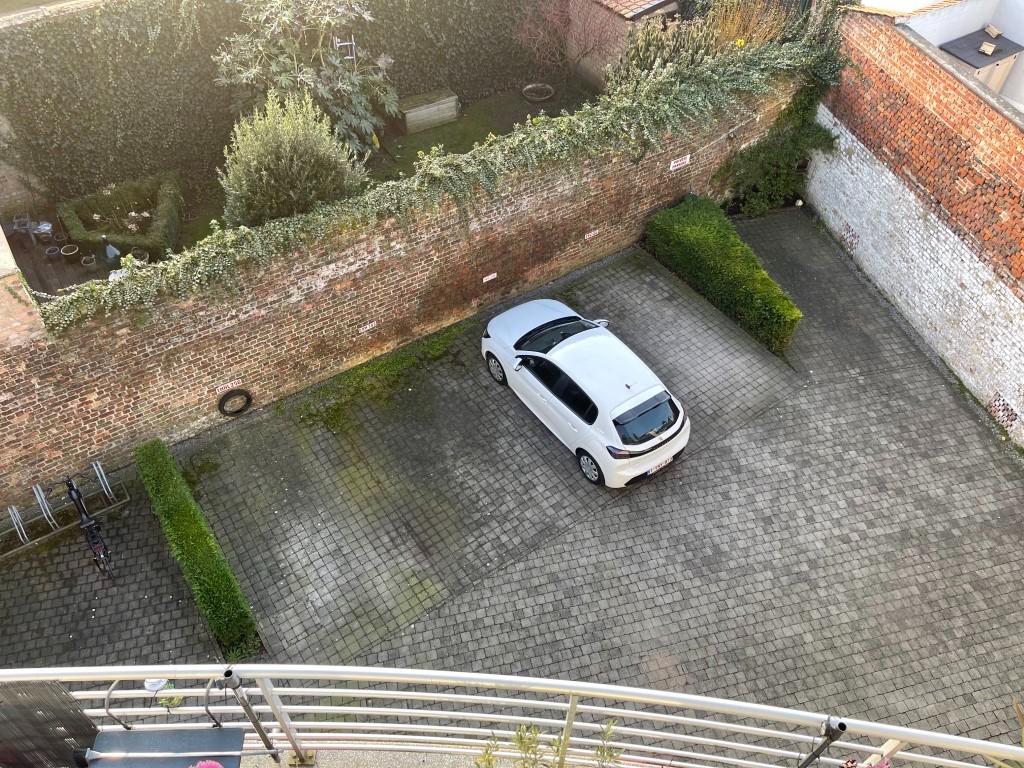 Kristus Koning      AUTOSTAANPLAATS in open lucht afgesloten van de straat ( op achterliggende grond van een appartementsgebouw  Res. Veldmaarschalk Foch)in - foto 2