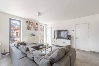 - Ideale ligging: Kunstenstraat 1 in Menen<br />- Recent hoekappartement op de eerste verdieping (bus 0102, bouwjaar 2021)<br />- Lift aanwezig<br />- Uitstekend EPC: label A, 43 kWh/m²/jaar, E-peil 30, UC: 34027-G-2016_148/EP06405/A001/D01/SD002<br />- Lichtrijke leefruimte met grote raampartijen<br />- Open keuken<br />- 2 bergingen in het appartement + ondergrondse berging<br />- Ruim terras<br />- 2 slaapkamers<br />- Badkamer met douche en dubbele wastafel<br />- Afzonderlijk toilet<br />- Autostaanplaats met automatisch liftsysteem + gemeenschappelijke fietsenstalling met private fietsbeugel<br />- Conforme elektriciteit<br />- Richtprijs: € 280.000