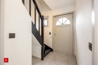 Ontdek deze charmante halfopen bebouwing gelegen in een rustige doodlopende straat in Hamme, waar comfort, privacy en gezelligheid mooi...