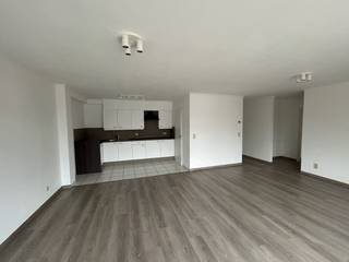 Recent gerenoveerd, energiezuinig appartement van 90m² met twee slaapkamers.<br />Het appartement is gelegen op de tweede verdieping, toegankelijk via de lift of de trap.<br /><br />Indeling:<br />Inkomhal, woonkamer met open keuken en aangelegen berging, nachthal, twee slaapkamers, badkamer met bad/douche, gescheiden toilet, stookplaats. <br />Persoonlijke parkeerplaats onder carport en fietsenberging.<br /><br />Ligging:<br />Gelegen in het centrum van Geel, op wandelafstand van de markt. <br />Scholen, sporthal, winkels en ziekenhuis in de directe nabijheid.<br /><br />Omschrijving:<br />We betreden het appartement via de inkomhal. Deze geeft toegang tot de woonkamer en nachthal.<br />De woonkamer van maar liefst 35m² heeft een grote raampartij aan de voorzijde en brengt veel licht binnen.<br />Aansluitend bevindt zich een volledig geïnstalleerde keuken met een nieuwe vitrokeramische kookplaat en een vaatwasmachine.<br />Via de nachthal is er toegang tot de twee slaapkamers, het volledig gerenoveerde toilet, de badkamer met nieuwe regendouche, badkamermeubel en bad. Stookplaats met zuinige gaswandketel en aansluiting voor wasmachine/droogkast.<br />Achteraan het gebouw bevindt zich een persoonlijke parkeergelegenheid onder een carport met afgesloten fietsenberging.<br /><br />Verhuring rechtstreeks door de eigenaars van het appartement.<br />Enkel langdurige verhuringen