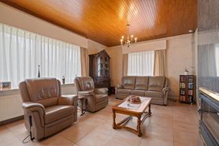 <p><strong>Deze woning is volledig asbestveilig volgens de geldende normen.</strong><br /><br /><u><strong>Te koop:</strong></u> open bebouwing in Sterrebeek, rustig gelegen in een residentiële buurt nabij scholen, park en openbaar vervoer.<br />Deze woning uit 1975 biedt het comfort van wonen op één niveau en is bovendien asbestveilig. De ruime garage bevindt zich achteraan het perceel en is eenvoudig bereikbaar via de lange oprit. Dankzij de zolder, berging en garage beschikt u over bijzonder veel opbergruimte. De tuin en het terras maken het plaatje compleet.<br /><br />Wandel door de hele woning via de Walkly.<br /><br /><u><strong>Belangrijkste ruimtes:</strong></u><br />• Ruime living (27,8 m²) met veel lichtinval<br />• Keuken (12,5 m²) met directe toegang tot het terras<br />• Twee slaapkamers (14,0 m² en 15,1 m²)<br />• Badkamer (5,7 m²)<br />• Berging (6,8 m²)<br />• Tuin met tuinhuis<br />• Garage achteraan met lange oprit<br /><br /><u><strong>Troeven:</strong></u><br />• Alles op één niveau en asbestveilig<br />• Ruime garage achteraan, bereikbaar via lange oprit<br />• Veel opbergruimte dankzij zolder, berging en garage<br /><br />Meer informatie? Contacteer Nicolas Geeraerts via +3223351115<br />JOUW DROOMHUIS. ZO GEVONDEN!</p>