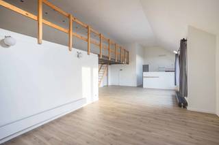 Ruim loftappartement met 3 slaapkamers, mezzanine, terras en staanplaats. Bent u op zoek naar een ruim en lichtrijk appartement met karakter? Dan is dit prachtige appartement in loftstijl zeker een bezoek waard! <br /><br />Gelegen op de tweede verdieping van een kleinschalig gebouw zonder lift, geniet dit appartement van een open en luchtige indeling met veel natuurlijke lichtinval. Via de inkomhal bereikt u de ruime leefruimte met open keuken, die uitgerust is met een vaatwasmachine, koelkast, kookplaat, oven en dubbele spoelbak. Aansluitend bevindt zich een aangenaam zonneterras, waar u in alle rust kan genieten. Het appartement beschikt verder over 3 volwaardige slaapkamers, een badkamer met ligbad, douche en enkele wastafel, een apart toilet en een praktische mezzanine, ideaal als bureau, hobbyruimte of polyvalente ruimte.<br /><br />Extra troef: een staanplaats is inbegrepen.<br /><br />Dankzij de combinatie van ruimte, lichtinval en een unieke loftuitstraling is dit appartement ideaal voor wie op zoek is naar comfortabel wonen met een eigentijdse touch.<br /><br />Bovendien beschikt het appartement over interessant energetisch potentieel: mits het isoleren van het dak langs de binnenzijde kan het EPC-label verbeterd worden naar label C, wat een mooie meerwaarde biedt op vlak van energiezuinigheid en toekomstgericht wonen.<br /><br />Interesse? Neem contact op met ons kantoor via 053423001 of via info@verrassendvastgoed.be