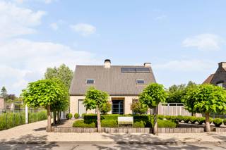 Deze viergevelwoning uit 1999 ligt in het landelijke Daknam, op een perceel van bijna 1 hectare (9.998 m²) waarvan een ruime omheinde weide. Meteen klaar om in te trekken, en door de ligging en de bereikbaarheid met tractor of vrachtwagen een uitgelezen plek voor paardenliefhebbers.<br />Op het gelijkvloers: een inkomhal met apart gastentoilet, een zeer ruime en lichtrijke leefruimte, een geïnstalleerde keuken, een bijkeuken/berging en een inpandige garage. Via de open trap bereik je de nachthal met drie ruime slaapkamers, de badkamer en een bergzolder.<br /><br />De woning is energiezuinig voor haar bouwjaar: EPC 249 kWh/m²/jaar, isolatie, hoogrendementsbeglazing met aluminium omkadering, zonnepanelen, zonneboiler en een speksteenkachel op hout. Elektriciteit is conform, het geheel is asbestveilig en er is een regenput met pomp.<br /><br />Buiten vind je een aangelegde tuin, een terras van 25 m², een oprit, een dubbele garage, tuinbergingen en een werkplaats — plus de aanpalende omheinde weide.<br /><br />Troeven<br /><br />Bijna 1 hectare grond met omheinde weide — ideaal voor paarden<br />Viergevelwoning in goede staat, meteen bewoonbaar<br />Energiezuinig: EPC 249, zonnepanelen, zonneboiler, isolatie<br />Ruime bijgebouwen: dubbele garage, werkplaats, tuinbergingen<br />Landelijk in Daknam, tóch op fietsafstand van Lokeren en vlot bij E17/E34<br /><br />Landelijke rust met alle voorzieningen binnen handbereik: scholen, winkels, station en openbaar vervoer liggen nabij. Contacteer Woonvast voor een bezichtiging via woonvast.be.