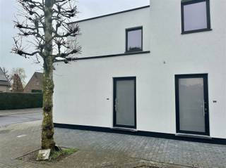 ENERGIEZUINIGE NIEUWBOUW TE HUUR IN OUDENAARDEZoek je een instapklare, moderne woning met alle comfort?Deze halfopen nieuwbouwwoning voorziet op het...
