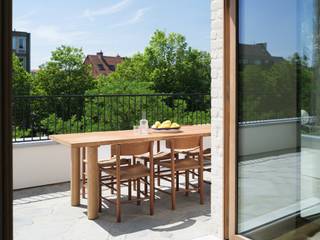 <strong>Exclusieve penthouse op een absolute toplocatie met weids zicht over water.</strong><br /><br /><em>Voor meer informatie mail naar info@carloeggermont.be </em><br /><br />Gelegen aan de Ferdinand Lousbergskaai vinden we deze luxueuze duplex penthouse in een kleinschalig architecturaal project met 2 exclusieve appartementen met bijzonder ruime terrassen en 3 stadswoningen omringd door groen.<br /><br />Het penthouse heeft 197m<sup>2</sup> bewoonbaar oppervlak met een privatieve lift, 3 slaapkamers, 2 badkamers en uitzonderlijk terras met een totale oppervlakte van 99 m<sup>2</sup> waarvan het zuidwest georiënteerde terras aan de voorzijde een prachtig zicht geniet over het water van de visserij en de stad.<br /><br />Dit is een exclusief project waar architectuur en hoogwaardige afwerking hoog in het vaandel worden gedragen.<br /><br />De visie van de bouwpromotor: ‘<em>high-end wonen op absolute toplocaties met bijzondere aandacht voor de persoonlijke visie van elke bewoner. Op locaties met sublieme uitzichten creëren wij projecten met een sterke architectuur en een concept dat helemaal gericht is op de woonbeleving van binnenuit. Altijd uniek, altijd anders dan anders</em>.’<br /><br /><strong>Kortom, een buitenkans voor wie op zoek is naar een unieke penthouse met hoogwaardige afwerking en royale buitenruimte met zicht in architecturaal project op een toplocatie.</strong><br /><br /><em>Mogelijkheid tot de aankoop van een privatieve staanplaats.</em>