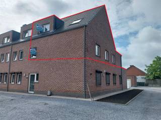 Zeer mooi duplex appartement van 141m² groot.op de 1ste verdiepingInkomhal met gastentoilet, ruime badkamer.Mooie woonkamer met aansluitend zeer...