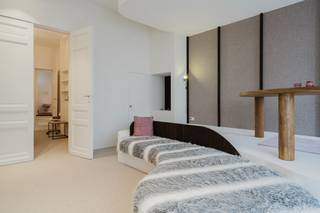 In <strong>hartje Blankenberge</strong> bevindt zich dit <strong>recent gerenoveerde herenhuis</strong> met maar liefst <strong>360 m² bewoonbare oppervlakte</strong>. De woning combineert <strong>authentieke charme</strong> met <strong>modern comfort</strong> en een <strong>kwalitatieve afwerking</strong>.<br /><br />Op het <strong>gelijkvloers</strong> vind je een <strong>volledig uitgeruste keuken</strong> met <strong>kookeiland en haard</strong>, een <strong>ruime eetkamer</strong> en een <strong>badkamer</strong>. De <strong>eerste verdieping</strong> omvat een <strong>gezellige leefruimte</strong>, een <strong>ruime master bedroom</strong> en een <strong>badkamer met toilet</strong>. Op de <strong>tweede verdieping</strong> bevinden zich <strong>een slaapkamer</strong> met <strong>aansluitende leef- of bureauruimte</strong>, eenvoudig om te vormen tot <strong>extra slaapkamer</strong>, en een <strong>badkamer met toilet</strong>. De <strong>derde verdieping</strong> biedt <strong>bijkomende inrichtingsmogelijkheden</strong>.<br /><br />De <strong>ingerichte lager gelegen verdieping</strong> met <strong>keuken, slaaphoek en badkamer</strong> is ideaal voor <strong>gasten of polyvalent gebruik</strong>.<br />Met een <strong>EPC-label C (202 kWh/m²),</strong> <strong>warmtepomp</strong> en <strong>conforme elektrische installatie</strong> is dit een <strong>veelzijdige eigendom</strong>, geschikt als <strong>vaste woonst of tweede verblijf aan zee</strong>.<br /><br /><u><strong>Troeven:</strong></u><br />- Topligging op 50 meter van het strand<br />- 360 m² bewoonbare oppervlakte<br />- 2 slaapkamers, met mogelijkheid tot een derde<br />- Recent gerenoveerd<br />- EPC C en warmtepomp<br />- Conforme elektrische installatie<br /><br /><u><strong>Interesse in een bezoek?</strong></u><br />Contacteer Frank Lagae via 0475 674 835 of frank@dekeyser.immo
