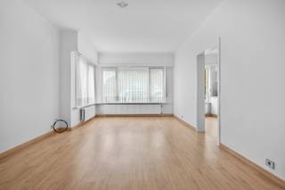 Gezellig gelijkvloers appartement gelegen in een rustige straat naast een groen pleintje. Het appartement omvat een inkomhal met ingemaakte kast, een ruime woonkamer, keuken, badkamer voorzien van douche, lavabo en toilet, twee slaapkamers, een aparte waskamer en een fijn overdekt binnenkoertje. Daarnaast beschikt het appartement over rolluiken.<br /><br />De garagebox kan eveneens aangekocht worden voor 30 000 euro, echter uitsluitend in combinatie met de aankoop van het appartement. De aankoop van de garagebox is niet verplicht.<br /><br />Contacteer ons vandaag voor een bezoek!