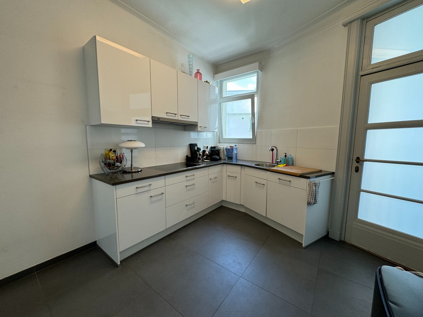 Prachtig appartement op de 5de verdieping met 2 slaapkamers. - foto 3