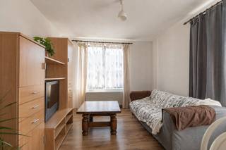<strong><strong>Appartementsgebouw bestaande uit 8 éénslaapkamerappartementen, elk voorzien van een private berging. Het gebouw vormt een interessante opbrengsteigendom waarbij alle appartementen momenteel verhuurd zijn.<br /><br /></strong></strong>Het gebouw is gunstig gelegen op de hoek van de Tuinstraat en de Zandstraat, op korte afstand van het centrum en het station van Turnhout. Winkels, scholen, openbaar vervoer en andere dagelijkse voorzieningen bevinden zich in de nabije omgeving. Deze centrale en goed bereikbare ligging vormt een bijkomende troef voor de verhuurbaarheid van de appartementen.<br /><br />De 8 appartementen beschikken elk over één slaapkamer en hebben een bewoonbare oppervlakte tussen ca. 40 m² en 50 m². Vier appartementen zijn uitgerust met een badkamer met ligbad, terwijl de overige vier appartementen beschikken over een badkamer met douche.<br /><br />Op het gelijkvloers bevindt zich bovendien een tuin, die eveneens toegankelijk is via de achterzijde van het perceel.<br /><br />De oppervlaktes en EPC-scores van de verschillende appartementen zijn als volgt:<br />
<ul>
<li><span>Bus 1: ca. 40 m² – EPC 290 kWh/(m² jaar) – label C</span></li>
<li><span>Bus 2: ca. 50 m² – EPC 175 kWh/(m² jaar) – label B</span></li>
<li><span>Bus 3: ca. 50 m² – EPC 175 kWh/(m² jaar) – label B</span></li>
<li><span>Bus 4: ca. 42 m² – EPC 249 kWh/(m² jaar) – label C</span></li>
<li><span>Bus 5: ca. 42 m² – EPC 259 kWh/(m² jaar) – label C</span></li>
<li><span>Bus 6: ca. 50 m² – EPC 181 kWh/(m² jaar) – label B</span></li>
<li><span>Bus 7: ca. 50 m² – EPC 181 kWh/(m² jaar) – label B</span></li>
<li><span>Bus 8: ca. 40 m² – EPC 293 kWh/(m² jaar) – label C</span></li>
</ul>
<span>Bijzonderheden:<br /></span>- <span>Opbrengsteigendom bestaande uit 8 éénslaapkamerappartementen<br /></span><span>- Alle 8 appartementen zijn verhuurd<br /></span><span>- Totale maandelijkse huuropbrengst van € 5.060<br /></span><span>- Totale jaarlijkse huuropbrengst van € 60.720<br /></span><span>- Bruto rendement van 5,3%<br /></span><span>- Centrale ligging nabij het centrum en station van Turnhout<br /></span><span>- Winkels, scholen, openbaar vervoer en dagelijkse voorzieningen in de nabije omgeving<br /></span><span>- 8 private bergingen<br /></span><span>- Bewoonbare oppervlaktes tussen ca. 40 m² en 50 m²<br /></span><span>- Vier appartementen met ligbad en vier appartementen met douche<br /></span><span>- EPC-labels B en C<br /></span><span>- Tuin op het gelijkvloers<br /></span><span>- Tuin eveneens toegankelijk via de achterzijde<br /><br /><strong>Een interessante opbrengsteigendom met een volledige bezettingsgraad, een aantrekkelijke huuropbrengst en een bruto rendement van maar liefst 5,3%. Dankzij de centrale ligging en de nabijheid van tal van voorzieningen vormt dit appartementsgebouw een interessante investeringsopportuniteit in Turnhout.</strong><br /></span>