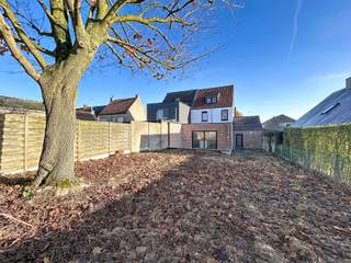 Volledig gerenoveerde halfopen bebouwing op 357 m², bestaande uit een inkomhal met gastentoilet, ruime en lichtrijke leefruimte met eet- en...