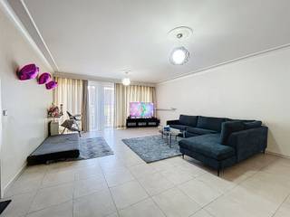 RUIM APPARTEMENT MET EXTRA GROTE GARAGE IN HET CENTRUM VAN ROESELARE DIT RUIME APPARTEMENT IN HET CENTRUM VAN ROESELARE, GELEGEN AAN DE NOORDSTRAAT...