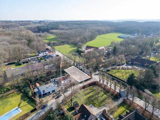 Gelegen aan de kruising van de Fazantenlaan met de Wortegemseweg maakt deze bouwgrond met een oppervlakte van 863 m² deel uit van een rustige villawijk. De tuin is georiënteerde op het aangename zuidoosten. Deze woonbuurt is uitermate interessant voor wie niet in het bruisende centrum van Waregem wil wonen, maar de stad graag dichtbij heeft.<br /><br />Op deze bouwgrond zijn de architectuur en het ontwerp volledig vrij te kiezen. Val je voor de charme van een landelijke woning of ga je voluit voor een strak-moderne villa? Jij beslist hoe je toekomstige droomwoning eruitziet. Zowel wat vormgeving, indeling als afwerking betreft. Dumobil Villabouw realiseert met jou en een architect naar keuze je nieuwe thuis.<br /><br />De realisaties hier getoond zijn puur ter inspiratie.<br /><br />Interesse? Aarzel niet en contacteer ons vrijblijvend voor een afspraak of bezoek ter plaatse. Onze bouwadviseur geeft je met veel plezier meer informatie over onze aanpak en de specifieke mogelijkheden qua ontwerp, architectuur, afwerking, indeling,… Bel ons op: 051 40 10 12 - Bezoek onze website: www.dumobil.be/nl/villabouw/bouwgronden/villabouw-waregem