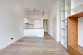 Appartement au rez-de-chaussée à vendre dans un emplacement privilégié à Anvers ! L'appartement est situé sur l'Eilandje, dans le centre d'Anvers. La connexion est facile grâce à la proximité des transports en commun et des principaux axes routiers. Rénové en 2014, l'appartement dispose également d'une terrasse spacieuse, idéale pour profiter du soleil ou prendre l'air !<br /><br />Disposition :<br />- Espace de vie<br />- Cuisine ouverte<br />- Salle de bain<br />- Chambre 1<br />- Chambre 2<br />- Terrasse très spacieuse de 20 m²<br /><br />L'atout absolu de cet appartement est sa spacieuse terrasse de pas moins de 20 m². Une rareté dans la ville ! Il y a suffisamment d'espace pour un grand salon, une table à manger et vos plantes. C'est l'endroit idéal pour déguster une tasse de café le matin ou un apéro/barbecue entre amis le soir.<br /><br />Cet appartement à vendre est proposé au prix de 349 000 euros.<br /><br /><br />Vous êtes intéressé par un appartement ou une maison à vendre à Anvers ? N'hésitez pas à nous contacter. <br />Si vous souhaitez proposer votre propre propriété à la vente, veuillez nous contacter pour une estimation gratuite, par téléphone au 03/206.76.76 ou par e-mail à antwerpen@dewaele.com. <br /><br />Vous pouvez également toujours contacter notre bureau d'Anvers pour toute autre question concernant l'immobilier ! <br />