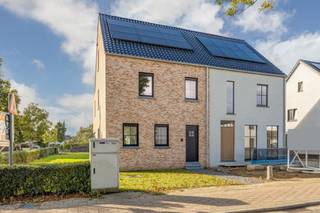 OPENHUIZENDAG / BEZOEKDAG op zaterdag 17 oktober van 10u - 12u30<br /><br />Prachtige nieuwbouwwoning van (bruto bew. opp. 195m²) met voorberekend E-peil 20 (Volledig EPB verslag in aanvraag), 3 tot 4 slaapkamers, hoogwaardig afgewerkt en zonnige tuin. Deze woning is gelegen dichtbij het centrum van Herenthout en handig gelegen met alle-in en uitvalswegen en al de nodige voorzieningen (supermarkt, bakker, slager) in de directe omgeving.<br /><br />INDELING: Inkomhal met vestiaire gedeelte en apart gastentoilet. Vervolgens een ruime leef/ eet ruimte met echt veel lichtinval en directe connectie tot de openkeuken. De keuken is met hoogwaardige materialen afgewerkt (Qooker kraan, composiet blad, Inductie kookvuur, etc.). Achterliggend heb je nog een handige wasplaats/bijkeuken met verdere toegang tot de tuin. Vloerbekleding bestaat uit een keramische tegel met vloerverwarming en koeling.<br /><br />V1: Via de trap (arduin geschuurd) betreden we de nachthal met toegang tot alle vertrekken; Twee écht ruime slaapkamers en 1 kinderkamer / hobbyruimte, Als ook een luxueuze badkamer met inloopdouche, bad en dubbele lavabo. Eveneens is er een apart toilet voorzien. V2: Ruime slaapkamer van +/-25m² en technische ruimte/zolder toegankelijk via vaste trap. Zowel V1 als V2 bestaat uit een meerlaagse eikenparket met vloerverwarming en koeling. Tot slot een aangename tuin met terras, parkeermogelijkheid achteraan de woning (mits hoek perceel). Vergunning aangevraagd met carport, aankoop met carport is bespreekbaar.<br /><br />BIJZONDERHEDEN: Zeer energiezuinige woning (E-peil 20 voorberekend - Vrijstelling KI voor 5 jaar) – Woning volledig opgeleverd – Vooruitstrevende technieken, Warmtepomp (lucht-water), Zonnepanelen (18panelen – 8010 kWp), Ventilatiesysteem C, etc. Aankoop onder 21% BTW op de constructie; op het grond aandeel 12% RR - Vrijstelling KI 5 Kwalitatieve afwerking door lokale aannemers. Echt ruime slaapkamers met het wooncomfort als centraal orgaan – Buitenschrijnwerk Aluminium en Pvc.<br /><br />UPDATE: Al de binnendeuren en plinten overal geplaatst, Badkamer meubel geïnstalleerd en gazon is volledig ingezaaid. ZIE REAL/ FILMPJE.