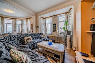 WE INVEST Zuid-Luxemburg stelt dit opbrengsteigendom voor, ideaal gelegen in het centrum van Aarlen, vlakbij winkels, openbaar vervoer en alle voorzieningen!

Het pand bestaat uit een commerciële gelijkvloerse ruimte en 4 ruime appartementen van ongeveer 75 m² elk. Elke wooneenheid biedt een functionele indeling met twee slaapkamers en een lichtrijke leefruimte. Het appartement op de eerste verdieping beschikt over een aangenaam balkon over de volledige breedte.

Technische kenmerken:
Dubbele beglazing in het hele gebouw, individuele verwarmingsketels (gas en mazout), individuele water- en elektriciteitsmeters, conforme elektrische installaties (momenteel in controle voor sommige appartementen), EPC-label C en D.

Investeringsaspect:
De huidige huuropbrengsten bedragen ongeveer €3.500 per maand (exclusief kosten), met een geschat potentieel van ± €4.000 na optimalisatie. Eén van de appartementen wordt momenteel gebruikt voor korte termijn verhuur/conciërgediensten, wat extra meerwaarde biedt.

Op zoek naar een investering met onmiddellijk rendement en groeipotentieel? Dit gemengd gebouw is iets voor u!

Geïnteresseerd? Contacteer ons: +32 (0)63 33 00 69 – sud.luxembourg@weinvest.be