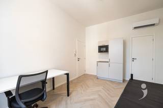 <p><span>Ontdek deze moderne studentenkamer in een kwalitatief vernieuwbouwproject, gelegen in de Frederik Lintstraat 83 in het hartje van Leuven. Het gebouw werd grondig vernieuwd met duurzame materialen en voldoet aan de hedendaagse normen inzake comfort en energiezuinigheid.<br />De kamer ligt op de 1ste verdieping en is uitgerust met een energiezuinige lucht-lucht warmtepomp voor verwarming in de winter en airco in de zomer. Ze wordt volledig bemeubeld verhuurd en beschikt over een bed zonder matras</span><span>,</span><span> Daarnaast heeft de kamer eigen sanitair (douche, lavabo en wc). In het gebouw is een volledig uitgeruste gemeenschappelijke keuken aanwezig. Ook is er een gezellig terras, ideaal om even te ontspannen en een fietsenstalling.<br />Dankzij de centrale ligging bevinden campussen, winkels en horeca zich op wandelafstand, een ideale uitvalsbasis voor studenten.<br />De foto's zijn afkomstig van referentiepanden en dienen ter illustratie van de afwerkingsgraad en sfeer.</span><span> </span></p><p><span> </span></p>