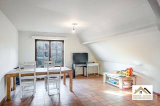 Op slechts enkele kilometers van Lokeren bevindt zich deze statige villa in de Klipsenstraat. De woning is opgedeeld in twee ruime appartementen,...