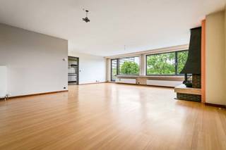 <p>Welkom in jouw nieuwe thuis! Dit appartement bevindt zich op een bruisende locatie in Merksem, waar het dagelijkse comfort centraal staat. Winkels, scholen en openbaar vervoer ontdek je binnen handbereik, terwijl het groene park ‘Distelhoek’ zich pal aan de overkant begeeft. Kortom, een plek waar je geniet van het beste van beide werelden.</p>
<p>Hoewel het appartement hier en daar wat opfrissing kan gebruiken, beschikt het over tal van troeven die meteen weten te overtuigen. Denk maar aan de royale bewoonbare oppervlakte, een gezellig terras met een prachtig uitzicht over de omliggende natuur en een interieur boordevol karakter. De authentieke retro-elementen zoals de karakteristieke muurtegeltjes in de keuken en de iconische oranje-bruine vloer in de inkomhal geven het geheel een unieke en vooral een warme uitstraling.</p>
<p>De riante leefruimte baadt in het natuurlijk daglicht dankzij de grote raampartijen terwijl de open haard het hart vormt voor gezellige familieavonden. De keuken werd praktisch geïnstalleerd met aangrenzend een aparte berging die is uitgerust met aansluitingen voor was- en droogmachine. Verder zijn er nog 3 volwaardige slaapkamers (17 m², 12 m² &amp; 11 m²) en maar liefst 2 aparte badkamers voorzien, waardoor er voldoende ruimte is voor het hele gezin.</p>
<p>Een appartement met een ziel, volumes en eindeloos potentieel. Klaar om door zijn nieuwe bewoners een nieuw leven ingeblazen te worden!</p>
<p><strong>Mogelijkheid tot het aankopen van een garagebox à € 20.000,00. </strong></p>
<p><strong>Maandelijkse kosten: </strong>Provisie van € 166,65 (inclusief lift, schoonmaak en onderhoud, water en elektriciteit gemene delen, syndicus, verzekeringen, …) met een jaarlijkse afrekening.</p>
<p><strong>Technische gegevens: </strong>Geïsoleerd dak, dubbele beglazing in aluminium, centrale verwarming op gas via een condenserende ketel.</p>
<p><strong>Stedenbouwkundige inlichtingen en bodemattest aanwezig. Asbestveilig (maar niet asbestvrij). Bevindt zich niet in een risicozone voor overstromingen (P-score D en G-score C). Renovatieverplichting niet van toepassing.</strong></p>