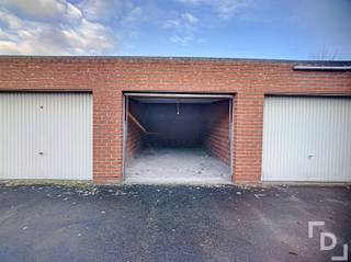 <p><span>Garage te huur vlakbij het station van Ieper!</span></p><p><span> </span></p><p><span>SPECIFICATIES</span></p><p><span>- Manuele poort</span></p><p><span>- Geen elektriciteit of water</span></p><p><span> </span></p><p><span>AFMETINGEN</span></p><p><span>Lengte</span><span>: 5,94m</span></p><p><span>Breedte</span><span>: 2,93 m (inrijbreedte: 2,25m)</span></p><p><span>Doorrijhoogte</span><span>: 1,82m</span></p>