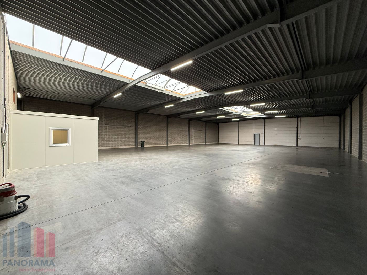 Ruim magazijn van 840 m² met kantoorruimte in Kruisem - foto 5
