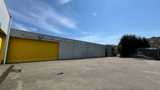Fenomenaal gelegen loods met een oppervlakte van 2.730 m² en een buitenstockage van 915 m². Fantastische ligging met zichtlocatie vanaf de A12.Het...