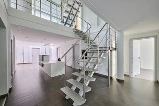 Multifunctionaal gebouw, gelegen op de hoek met de Diestersteenweg, in het centrum van Kermt, met 15 parkeerplaatsen. Dankzij de...