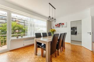 <p><span> </span></p><p><span>Droom je van zorgeloos wonen in een appartement dat net gerenoveerd is? In deze levendige buurt vind je dit instapklare appartement – stijlvol, praktisch en meteen bewoonbaar. De autostaanplaats (verplicht mee aan te kopen voor €30.000) is geen overbodige luxe op deze locatie.<br /><br /></span></p><p><span>De verzorgde gevel geeft het al meteen weg: dit is een goed onderhouden gebouw, en dat zie je ook al in de nette gemeenschappelijke inkomhal. Je stapt het appartement binnen in de hal op een vernieuwde blokjesparket met parlefoon en ingemaakte kast – handig voor jassen en schoenen.</span></p><p><span> </span></p><p><span>Ruime woonkamer stijlvolle keuken</span></p><p><span>Via de inkomhal kom je in de woonkamer, waar de charmante blokjesparket meteen een gevoel van warmte en gezelligheid oproept. De ruimte is ruim genoeg voor een comfortabele zithoek én een grote eettafel — het perfecte decor voor gezellige avonden met vrienden. Rechts van de woonkamer bevindt zich de stijlvolle, volledig uitgeruste keuken. De combinatie van grijze XL-vloertegels, marmerlook wandtegels, een houten werkblad en strakke witte kastfronten zorgt voor een tijdloze en kwalitatieve uitstraling.</span></p><p><span>De keuken is voorzien van alle moderne comfort, waaronder een vaatwasser, dampkap, oven, microgolfoven, inductiekookplaat, koelkast en diepvriezer met drie vrieslades.</span></p><p><span>Aansluitend vindt u een praktische berging of bijkeuken, ideaal voor het opbergen van voorraad, huishoudtoestellen en andere benodigdheden.</span></p><p><span> </span></p><p><span>Twee slaapkamers, dressing of slaapkamer en badkamer</span></p><p><span>Via de nachthal bereik je rechts de dressing momenteel ingericht als slaapkamer. Achteraan liggen de twee slaapkamers, beide met vernieuwde ramen, en een overvloed aan natuurlijk licht. De kamers zijn ruim en volwaardig.</span></p><p><span>De kleinere kamer geeft rechtstreeks uit op het achterterras, waar je de hele namiddag zon hebt en ’s avonds kan genieten van een prachtige zonsondergang — een heerlijk plekje om even tot rust te komen. Links in de nachthal vind je de badkamer en een apart toilet. De badkamer is praktisch ingericht met een ruime douchecabine, een XL-wastafel met onderkast en spiegelkasten erboven, een handdoekradiator en ventilatie. Alles is netjes onderhouden en klaar voor gebruik.</span></p><p><span> </span></p><p><span>Supercentrale ligging in Merksem</span></p><p><span>Je woon hier supercentraal met alles dichtbij. Wat verderop heb je het groene Distelhoekparkje met z’n riante speeltuin, maar ook in het Runcvoortpark met z’n prachtige vijver het sportcentrum De Rode Loop ben je zo. De op- en afritten van de E19 en de A12 zijn niet veraf, dus je bent zo de stad in en weer uit, maar evengoed rij je van hieruit snel richting de haven van Antwerpen, of Nederland.</span></p><p><span> </span></p><p><span> </span></p>
