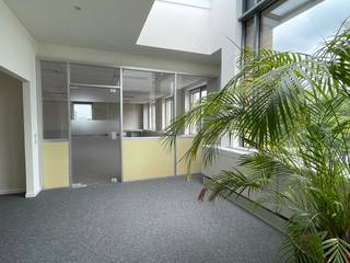 Stijlvol gerenoveerde kantoorruimtes van 305 m² te huur op een toplocatie langs de commerciële Leuvensesteenweg en nabij de E40 te Zaventem...