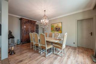 Deze prachtige woning vol karakter en potentieel geniet van een uiterst centrale ligging in het centrum van Brugge. Op heden is de woning opgesplitst in 2 entiteiten, kan makkelijk omgezet worden naar 1 woning. De entiteiten hebben een huidige oppervlakte bij Nr 11 van 253 m<sup>2 </sup>(EPC 758 kWh/m<sup>2</sup>jaar) en bij nummer 13 van 83 m<sup>2</sup> (EPC 455 kWh/m<sup>2</sup>jaar). Deze woning kan dienen als opbrengsteigendom of biedt een mogelijkheid om als vrije beroeper uw activiteiten te beoefenen.<br /><br />De huidige indeling is als volgt:<br />Nr 13 (GLV): Inkomhal, badkamer met douche, wastafel en toilet, 2 slaapkamers, keuken en woonkamer.<br />Nr 11: Inkomhal met vestiaire en trappenhal, ruime dubbele garage, technische ruimte/wasplaats. Op de eerste verdieping vinden we een ruime woonkamer met eetplaats, keuken, 2 ruime slaapkamers waarvan 1 met dressing, nachthal met apart toilet, bureel /wasruimte, badkamer met ligbad, douche en badkamermeubel en berging met trap naar zolderruimte met tal van mogelijkheden.<br /><br />Meerdere bestemmingsmogelijkheden (investeringspand / woon- en werkcombinatie / kangoeroewoning / ...) / GEEN renovatieverplichting wegens geïnventariseerd bouwkundig erfgoed / ...<br /><br />Voor meer informatie of een vrijblijvend bezoek, neem contact op met Michiel op het nummer 0473 255 533.<br />