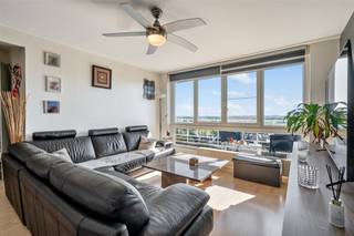 <p><span>Dit lichtrijke appartement is gelegen op de elfde verdieping in Park ter Linden. Het bestaat uit een inkomhal, een ruime klare leefruimte, een vernieuwde ingerichte keuken, een badkamer met ligbad en badkamermeubel, twee slaapkamers en een apart toilet. </span></p><p><span>Vanuit de keuken en leefruimte heeft een prachtig zicht op het park. </span></p><p><span>Collectieve verwarming op stookolie, PVC ramen met dubbel glas, EPC: 172kWh/m². </span></p><p><span> </span></p><p><span>Momenteel verhuurd aan 625 euro huur + 100 euro provisie op gemeenschappelijke kosten per maand.</span></p><p><span> </span></p><p><span>Voor meer informatie of een bezoek, contacteert u Timothy van Immo Zone op het nummer 0474/ 41. 28. 40. </span></p><p><span> </span></p>