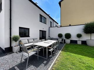 <p>Journée portes ouvertes : samedi 20 juin 2026 (prenez rendez-vous au 0472/62.03.60)<br /><br />Situation</p>
<p>Située au cœur de Zingem, cette maison prête à emménager et aux finitions haut de gamme bénéficie d'une excellente accessibilité. Grâce à sa situation centrale, vous rejoindrez Gand, Audenarde et Renaix en un clin d'œil, tandis que les principales voies d'accès et autoroutes sont également facilement accessibles.</p>
<p>À quelques minutes à pied ou à vélo, vous trouverez divers commerces, écoles, restaurants, transports en commun et lieux de détente. Cet emplacement attrayant allie le charme d'un village à Zingem à une liaison rapide vers Gand et les villes environnantes.</p>
<p>Description</p>
<p>Cette maison entièrement prête à emménager comprend un hall d'entrée avec toilettes invités et un vaste espace de vie qui, grâce à son accès direct à la terrasse ensoleillée et bien orientée, offre un cadre de vie agréable. La cuisine moderne, entièrement équipée et intégrée, s'ouvre naturellement sur l'espace de vie.</p>
<p>Au premier étage se trouvent deux chambres spacieuses et bien agencées, ainsi qu'une salle de bains aux finitions élégantes et dotée de tout le confort nécessaire. Le deuxième étage abrite une chambre principale exceptionnellement spacieuse avec un dressing attenant.</p>
<p>De plus, cette maison familiale dispose d'une cave pratique, d'une allée pouvant accueillir deux voitures et d'un jardin entièrement aménagé où vous pourrez profiter d'un moment de tranquillité.</p>
<p>Pour plus d'informations et/ou une visite, appelez Gwen Moerman au 0472/62.03.60</p>