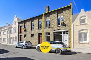 Charmante woning met veel potentieel in centrum Diksmuide!Op enkele meters van de grote markt, vinden we deze eigendom met herenhuis allures.De...