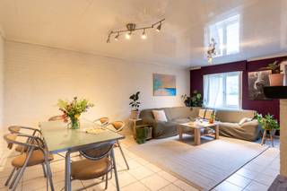 Ben je op zoek naar een woning waar je jouw eigen stempel op kan drukken? Dan is deze gezellige gezinswoning precies wat je zoekt.<br /><br />Op het gelijkvloers geniet je van een lichtrijke leefruimte, een functionele keuken, een badkamer en een handige berging. Op de eerste verdieping bevinden zich twee comfortabele slaapkamers, bereikbaar via de nachthal. De woning heeft nood aan modernisering, maar biedt een uitstekende basis dankzij enkele reeds uitgevoerde renovaties. Zo werd het dak vernieuwd en is overal dubbele beglazing aanwezig, wat zorgt voor een goede isolatie en wooncomfort. Bovendien zijn er zonnepanelen voorzien, wat bijdraagt aan een lagere energiefactuur.<br /><br />Buiten kan je ontspannen op de gezellige terrasruimte en beschik je over parkeergelegenheid voor twee wagens. De charmante voorgevel geeft de woning extra karakter. De ligging is eveneens een troef: op fietsafstand van het centrum van Duffel met winkels, scholen en openbaar vervoer binnen handbereik.<br /><br />Benieuwd naar de mogelijkheden van deze woning? Contacteer ons vandaag nog voor een bezoek en ontdek het potentieel!