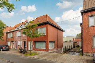 <p>Deze gezinswoning, gebouwd in 1969, biedt een uitstekende basis om een gezellige thuis te creëren. Alle troeven zijn er zoals een fantastische grote tuin, garage en veel woonoppervlakte. Met een ligging dicht bij invalswegen en rustige natuur, geniet je van alle voordelen op een toplocatie.<br /><strong><br /><u>Gelijkvloers</u><br /></strong>De woning verwelkomt je met een ruime inkomhal (7m²). Een leefruimte met veel lichtinval (31m²). Geïnstalleerde keuken (8m²) en aansluitend een ruime veranda (12m²) met zicht op de tuin. <br />Apart toilet op het gelijkvloers. <br /><br /><strong><u>Eerste verdieping<br /></u></strong>Op de eerste verdieping bevinden zich twee royale slaapkamers en een berging of strijkkamer die mogelijkheid geeft om een toegang te creëren naar de ruime 2<sup>e</sup> verdieping. (16-15-3.6m²).<br />De badkamer is voorzien met een nieuwe douche, wastafel en toilet. <br /><br /><strong><u>Tweede verdieping</u><br /></strong>Hier is voldoende ruimte om extra slaapkamers en een extra badkamer in te richten <br />(33m²).<br /><br /><strong><u>Extra</u><br /></strong>Op het gelijkvloers heeft men elektrische rolluiken. Nieuwe beglazing in de ramen op het gelijkvloers en verdieping. Centrale verwarming met stookolie. De tuin is royaal met voldoende bergruimte voor wie stockageruimte nodig heeft. De stallingen zijn samen maar liefst 33m² samen, zonder garage gerekend.</p>