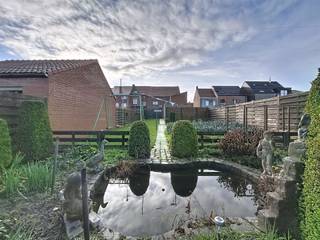 <p><span>Instapklare woning met ruime garage en tuin op centrale ligging.</span></p><p><span> </span></p><p><span>De woning is ingedeeld als volgt:</span></p><p><span> </span></p><p><span>Gelijkvloers: </span></p><p><span>Inkomhal, gezellige leefruimte, aparte, kwalitatieve, recente keuken, berging aanpalend aan de keuken, apart toilet, badkamer met douche, lavabo en aansluiting wasmachine.</span></p><p><span>Ruime, inpandige garage met doorgang naar de tuin, de grote zolder bovenop de garage kan als extra stockageruimte gebruikt worden.</span></p><p><span>Ruime tuinberging palend aan de woning.</span></p><p><span> </span></p><p><span>1ste verdieping:</span></p><p><span>Doorloopkamer met aanpalend slaapkamer aan de achterzijde van de woning, kinderkamer en master bedroom. </span></p><p><span>Verschillende mogelijkheden tot herindelen van de kamers of creëren van extra kamers.</span></p><p><span> </span></p><p><span>Tuin:</span></p><p><span>Gezellig afgesloten tuin met verschillende terrassen, moestuin, siervijvertje,...</span></p><p><span>De extra tuinberging is zeker ook een pluspunt.</span></p><p><span>Achteraan biedt zich de mogelijkheid om uitweg te nemen, momenteel niet in gebruik.</span></p><p><span> </span></p><p><span>Troeven:</span></p><p><span>Geen renovatieplicht - label C!</span></p><p><span>13 zonnepanelen</span></p><p><span>Toegankelijke ligging!</span></p>