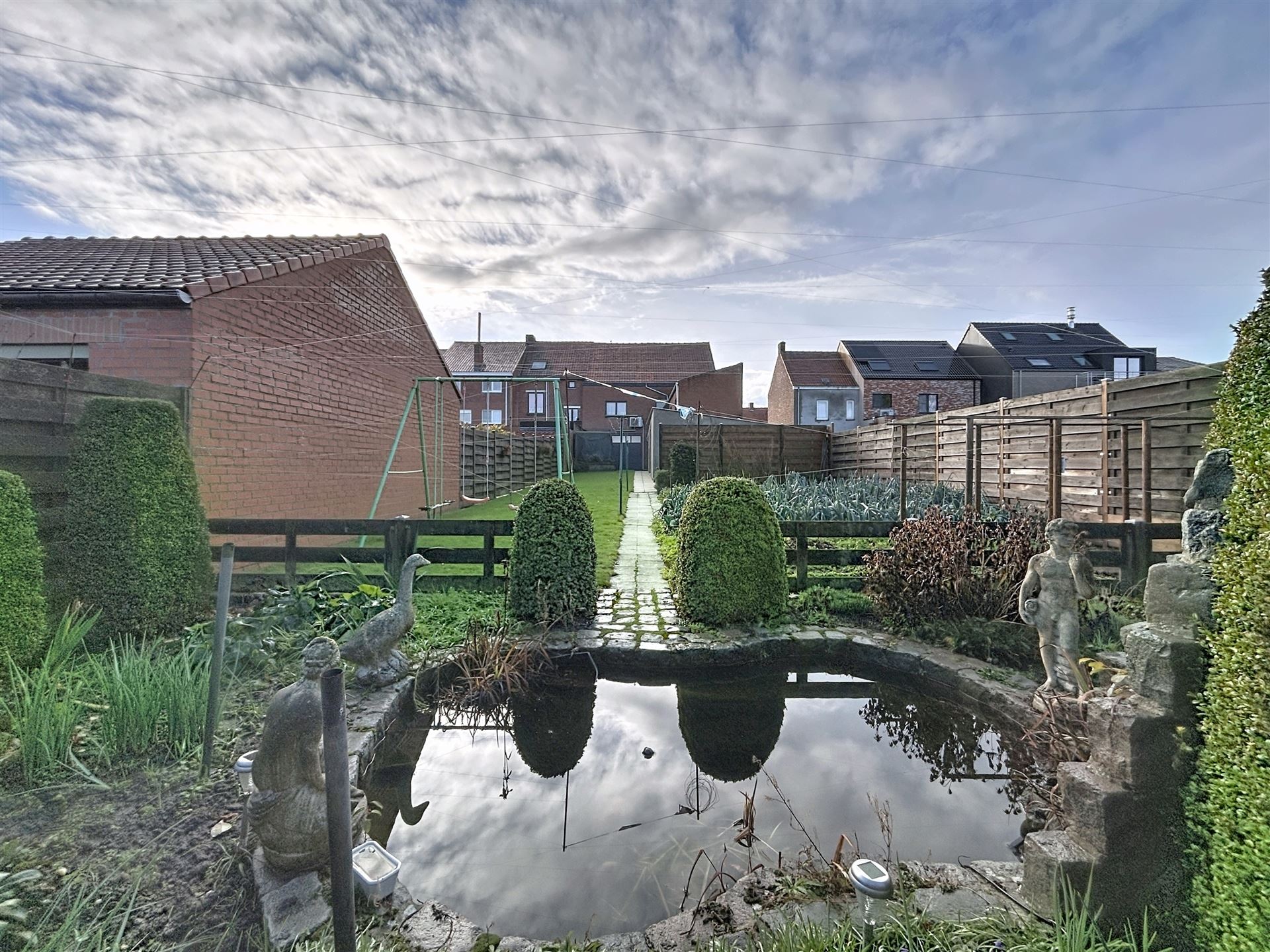 Halfopen woning met garage en tuin - foto 2