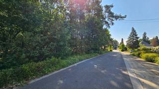 TREMELO vlak bij grens Keerbergen<br />Zeer rustig en residentieel gelegen bouwgrond voor open bebouwing met aanpalend bos.<br />Gunstig gelegen op wandelafstand van het centrum van Tremelo en school, en vlak bij de grens met Keerbergen.<br />Oppervlakte: 45 are 52 ca waarvan 11 are 46 ca bouwgrond en 34 are 06 ca bos.<br />Het perceel is tevens bereikbaar langs de achterkant via een straatje.<br />Breedte: circa 23 meter - diepte circa 177 meter.<br />Oriëntatie: zuiden langs rechterkant<br />Adres: Tremelo, VillaSTRAAT (46 B).<br />Stedenbouwkundige vastgoedinfo in aanvraag (bouwgrond in woongebied - bos in natuurgebied en zeer klein deel in verblijfsrecreatie - niet gelegen in verkavelingsvergunning - geen voorkooprecht ruimtelijke ordening - geen maatregelen in het Vlaams handhavingsplatform.<br />Geen risicozone voor overstromingen - perceelscore A.