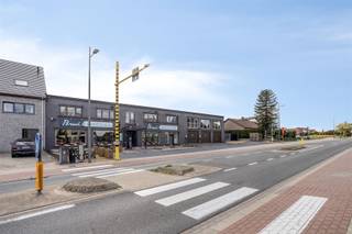 www.ingooigemplaats51.beWelkom in het bruisende hart van Ingooigem! Waar je een unieke combinatie van een instapklaar handelspand én een ruime gezinswoning vind. Het handelspand doet vandaag dienst als bruisende brood- en broodjeszaak met een gezellige uitstraling en veel licht uit dankzij de grote raampartijen. Binnen is er niet alleen ruimte om klanten ter plaatse te laten genieten, maar ook een afzonderlijke eetzaal die perfect is voor ontbijten in groep of vergaderingen van verenigingen. De aanpalende keuken met achterliggende koelcel en frigo's is op heden volledig uitgerust. Er is een mogelijkheid om de inboedel over te nemen. De 14 parkeerplaatsen, 3 garages en een laadpunt voor elektrische wagens maken dit een uiterst praktisch en toekomstgericht handelsadres. Bij het handelspand vind je ook de ruime gezinswoning. Op het gelijkvloers bevinden zich een inkomhal met toegang naar de bureau, de keuken en zeer ruime, aparte leefruimte met zicht op de achterliggend tuin. Verder is ook een technische berging, kelder en apart toilet. Op de eerste verdieping bevinden zich 4 grote slaapkamers, een volledig uitgeruste badkamer met ligbad, massagedouche, toilet, dubbele lavabo én een infraroodsauna en een zeer gerieflijke zolderruimte. Kortom: dit pand is dé ideale combinatie voor wie werk en privéleven wil verenigen in een levendige dorpskern.Meer info of een bezoek? Contacteer Stein via stein@immovercoutere.be of 0468 41 38 48