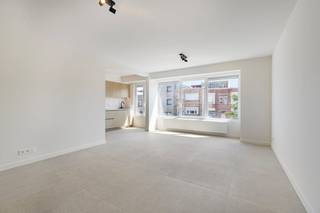 Kwalitatief tot in de puntjes gerenoveerd appartement gelegen in een rustige straat te Blankenberge. Dit appartement is gelegen op de 2de verdieping in een gebouw zonder lift. Dit appartement werd energiezuinig gemaakt (EPC A) en heeft een conforme elektriciteitskeuring.<br /><br />Het gebouw werd ook volledig gerenoveerd en elk appartement is voorzien van z'n eigen privatief fietsenlokaal en gemeenschappelijk vuilnislokaal.<br /><br />Indeling van het appartement: inkomhal met vestiaire en gastentoilet, zuidgericht woonkamer met veel lichtinval. Open geïnstalleerde keuken met aparte berging met aansluiting voor was- en droogmachine. Prachtige badkamer met wastafel en inloopdouche. Achteraan twee volwaardige slaapkamers.<br /><br />Het appartement werd volledig professioneel geschilderd, dus perfect instapklaar!<br /><br />Dit prachtig gerenoveerd appartement kan zowel interessant zijn voor vaste bewoning, 2de verblijf of als investering om te verhuren!<br /><br />Wenst u hier een bezoek of meer informatie? Neem dan zeker even contact op met de dossierverantwoordelijke Céline Desmet via: 0472 18 38 50 of celine.desmet@dewaele.com<br /><br />Bestuursmaatregelen in het maatregelenregister: nee<br /><br />Deze AI-visualisaties zijn bedoeld als inspiratie. Er werd geen rekening gehouden met technische specificaties, stedenbouwkundige voorschriften of de concrete mogelijkheden tot realisatie.
