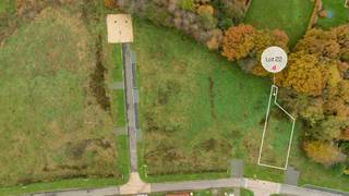 <p>In onze nieuwe woonbuurt in Engsbergen bij Tessenderlo biedt danneels lot 22 te koop aan. <br /><br />Het is een mooi ruim perceel van 494 m² voor open bebouwing dat zich vooraan rechts in de nieuwe woonbuurt bevindt. <br /><br />Tessenderlo is goed gelegen ten opzichte van Antwerpen, Turnhout en Hasselt en is een ideale woonlocatie voor wie op zoek is naar een betaalbare en toch goed bereikbare omgeving.<br /><br />Ook zorgt de nabijheid van het openbaar vervoer en de aansluiting met de E313 voor een vlotte verbinding naar Antwerpen en de E314. <br /><br />In deze familievriendelijke woonbuurt werd o.m. een groot aantal groenzones, een centraal park, meerdere speelzones en wadi’s voorzien</p>