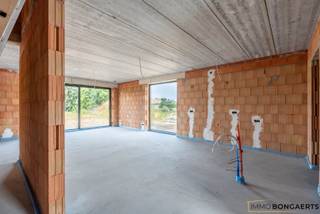 Deze volledig afgewerkte woning combineert hedendaags comfort met energiezuinig wonen. Er is een mogelijkheid tot aankoop aan 6% btw in plaats van 21% btw (mits voorwaarden), wat dit project extra interessant maakt.<br /><br />INDELING WONING<br />Inkomhal, leefruimte met open keuken, toilet, berging/wasplaats. Op de bovenverdieping zijn er 3 slaapkamers en een badkamer.<br /><br />De woning beschikt over een EPC-label A, conforme elektriciteit en een ventilatiesysteem D, wat garant staat voor een gezond en energie-efficiënt binnenklimaat. Daarnaast is er een regenwaterrecuperatiesysteem voorzien, wat bijdraagt aan duurzaam wonen en lagere verbruikskosten.<br /><br />Gelegen op een mooi perceel van 8a33ca, geniet je hier van ruimte, rust en privacy. De ligging is een absolute troef: vlakbij het centrum én toch vlakbij natuur, ideaal voor wie houdt van bereikbaarheid en een groene omgeving.<br /><br />Grond: €145.000+€17.400(12%registratie)<br />Constructie: €234.000+€14.040(6% registratie)<br /><br /><br />Totale prijs volledig afgewerkt met 12% registratie op de grond en 6% btw op constructie is €410.440 (excl. kosten aansluiten nutsvoorziening +/- €7000 excl. btw).