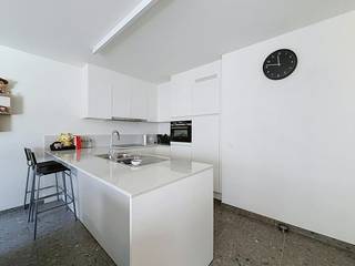 Residentie Nelly geniet van een centrale ligging langs de Pannestraat te Veurne, op minder dan 400 m wandelen van de Grote Markt en het stadspark. Tevens vlotte verbinding richting de kust en alle invalswegen (E40).<br /><br />Dit appartement beschikt over een oppervlakte van 75 m² en is reeds volledig geschilderd!<br /><br />INDELING:<br />- Inkomhal met afzonderlijk toilet;<br />- Aangename leefruimte/eetplaats met open ruime keuken voorzien van alle nodige apparaten ;<br />- Berging met aansluiting voor wasmachine;<br />- Slaapkamer ;<br />- badkamer met douche en wasmeubel.<br />- Mogelijkheid tot het huren van een staanplaats €40/maand<br /><br />GEMEENSCHAPPELIJKE KOSTEN €50 provisie/maand<br /><br />Tevens kunnen alle bewoners genieten van de gemeenschappelijke groenzone aan de achterzijde van het terrein.<br /><br />appartement voorzien van kwalitatieve materialen: Grando keukens met Siemens toestellen, composiet werkblad, overal keramische tegelvloer, aluminium schrijnwerk, …<br /><br />Zeer energiezuinig! Vloerverwarming in combinatie met collectieve warmtepomp installatie (lucht-water) en zonnepanelen.<br /><br /><br />Beschikbaar vanaf 01/01/2027<br /><br />Ben je geïnteresseerd in dit pand te huur in Veurne? Ga naar de website www.dewaele.com, klik op het pand dat je wenst te huren. Via de rode knop "vraag je bezoek aan" vragen we u kort een profiel in te vullen. Daarna nemen we contact op voor een bezoek. Telefonisch kunnen er geen afspraken gemaakt worden.